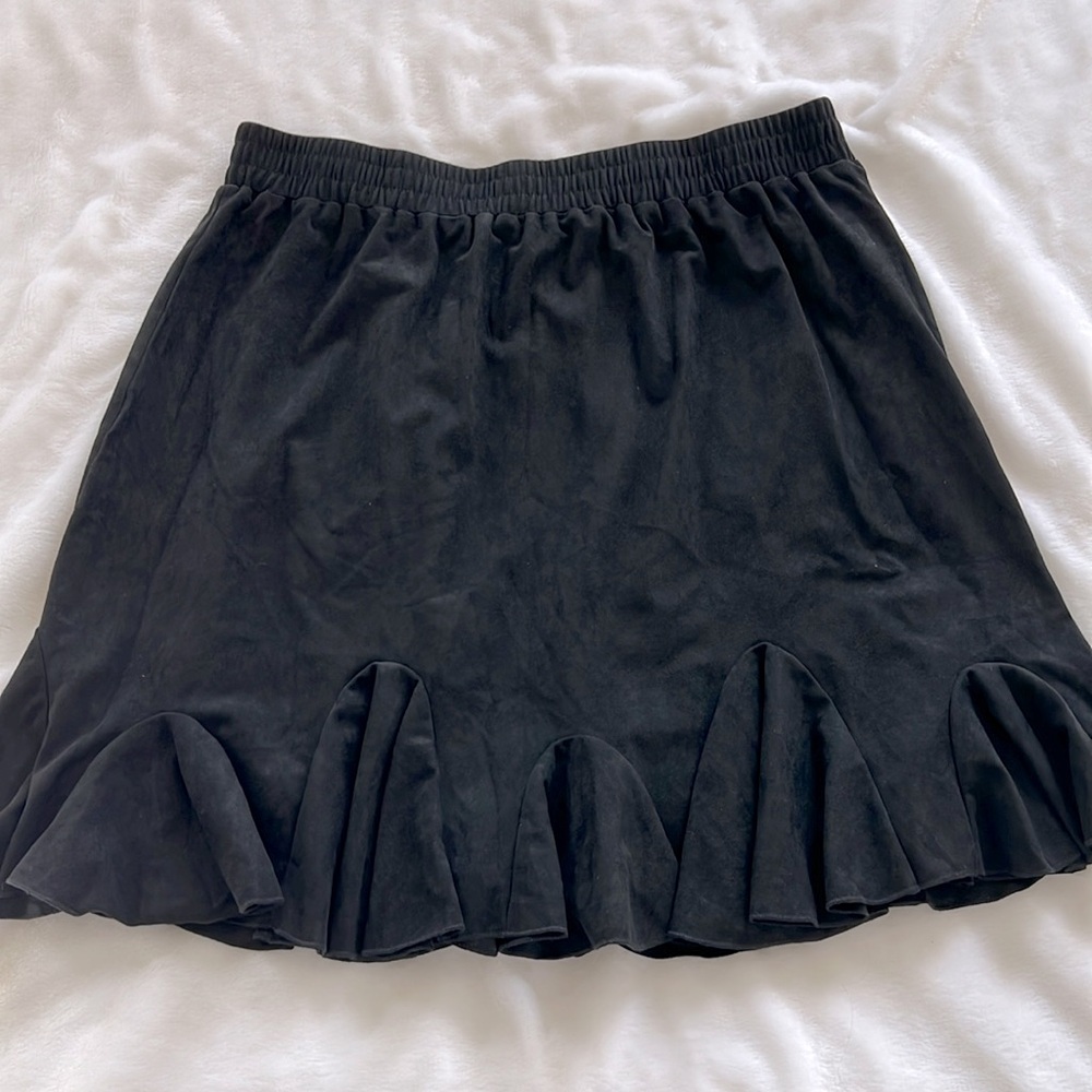 Black ruffle bottom skirt, size XL